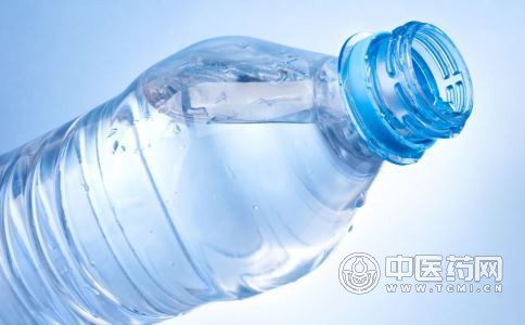 灿烈三秒喝完750毫升水 常喝水对人体有8种好处