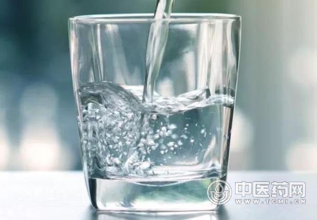 多喝水可以降尿酸吗 稀释血液 利尿排毒 2000-3000ml/天